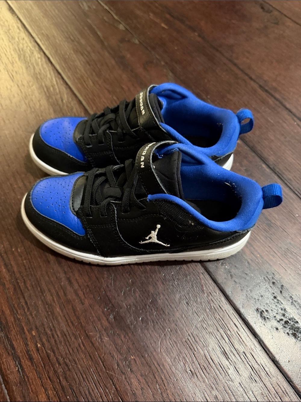 Jordan Kids Low-Top Sneakers in Black and Blue - Picture 2 of 5